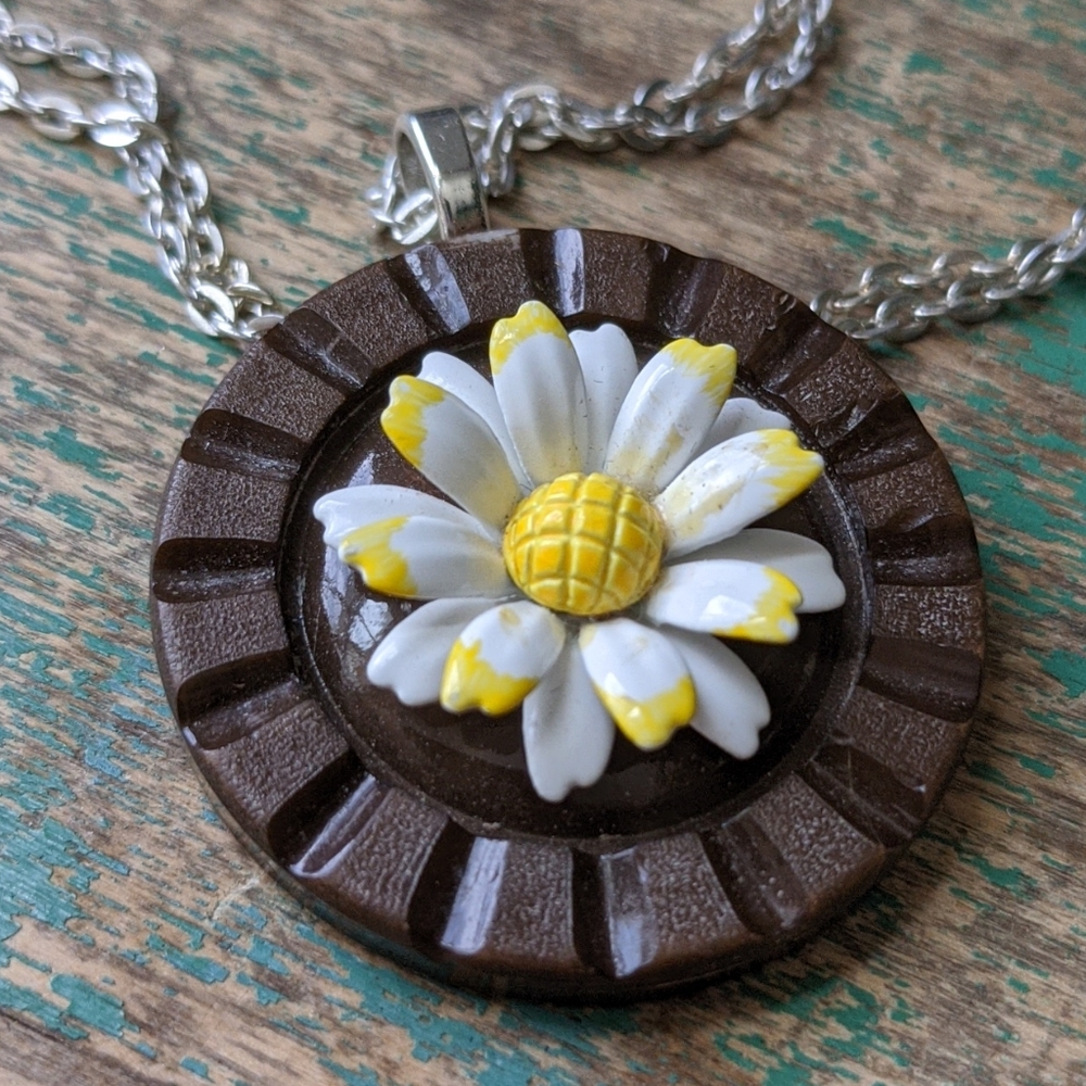 WHIMSY HOUSE I NWT Upcycled Retro Daisy Vintage Findings Button Necklace
